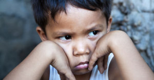 菲律宾遗弃儿童